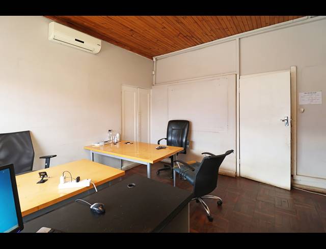 1,487M² BUSINESS FOR SALE IN BRAMLEY